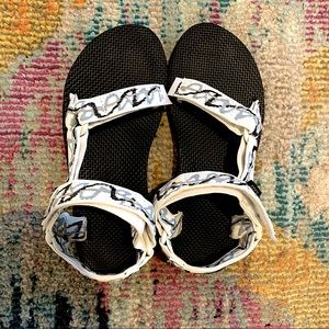 EUC Teva original universal sandal in Ziggy White
